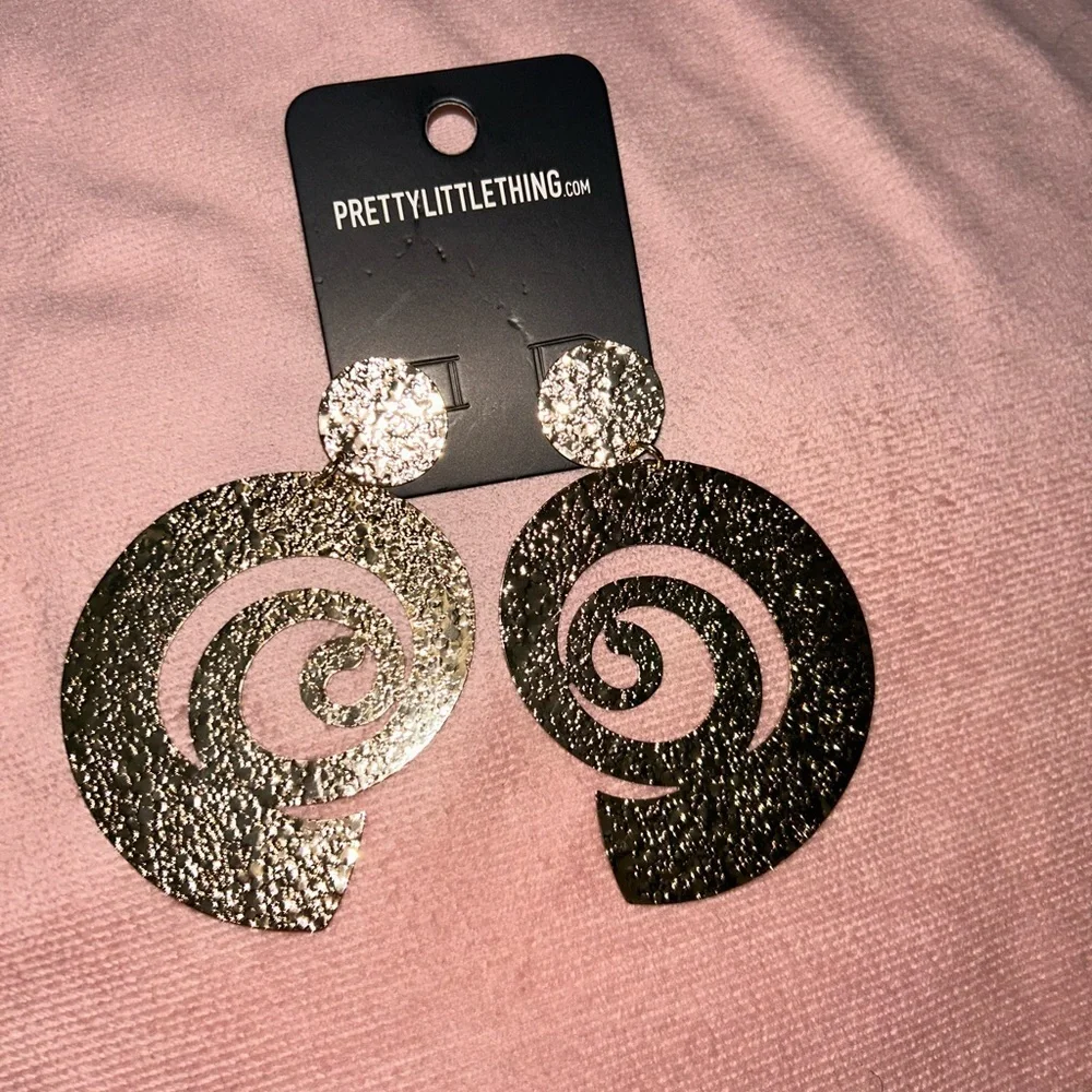 Pretty Little Thing Swirl Disk Earrings